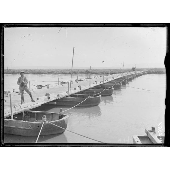 Pont de bateaux sur le Vardar. [légende d'origine]