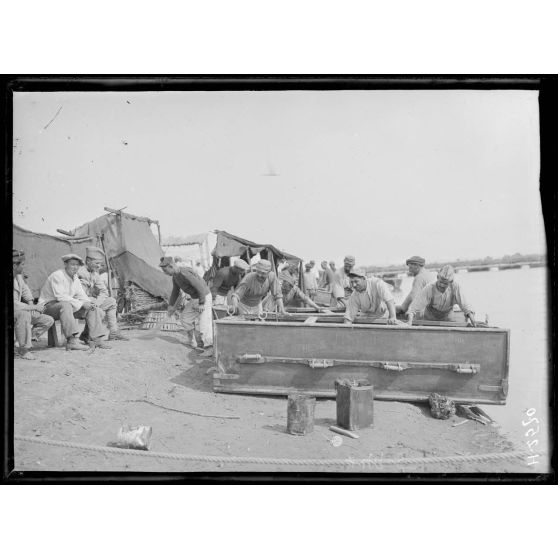 Pont de bateaux sur le Vardar. Nettoyage des barques. [légende d'origine]