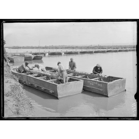 Bas Vardar. Reconstitution d'un matériel de pontage anglais. [légende d'origine]