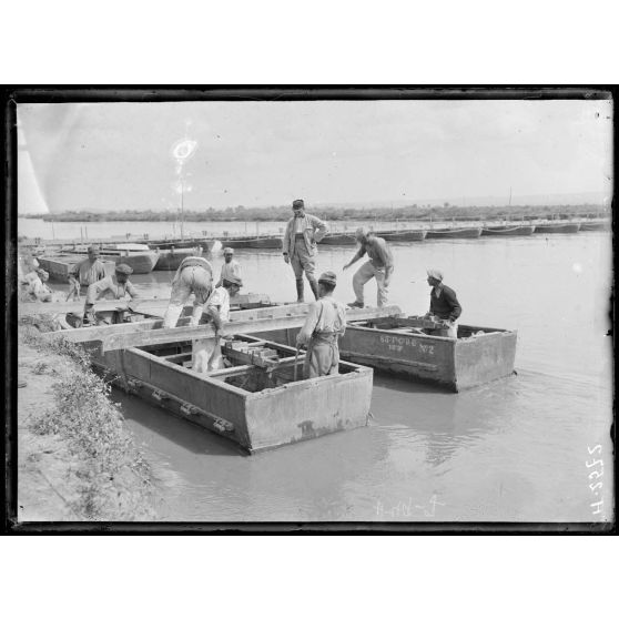Bas Vardar. Reconstitution d'un matériel de pontage anglais. [légende d'origine]