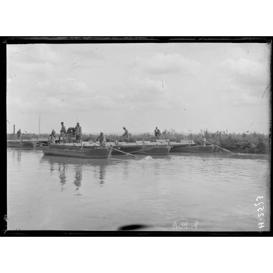 Pont de bateaux sur le Vardar. Ouverture de la portière. [légende d'origine]