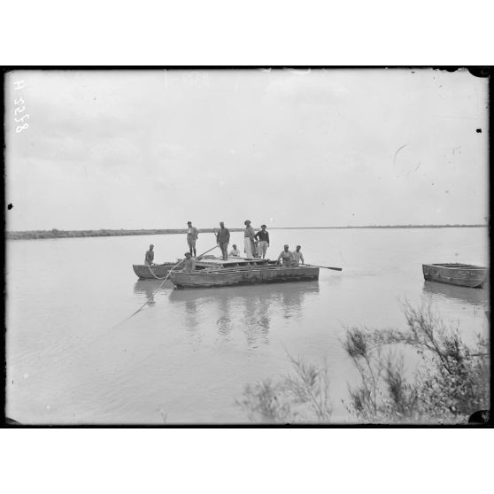 Pont de bateaux sur le Vardar. Manoeuvre d'une portière anglaise. [légende d'origine]