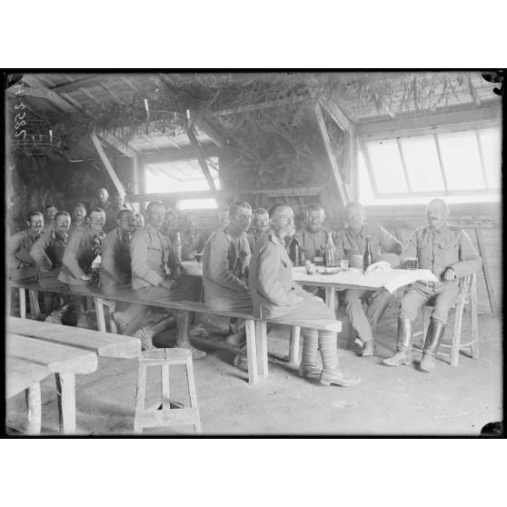 Camp du secteur serbe. Salle à manger des offiiciers. [légende d'origine]
