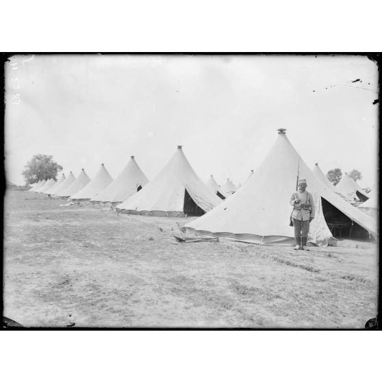Camp du secteur serbe. Le camp à l'heure de la sieste. [légende d'origine]