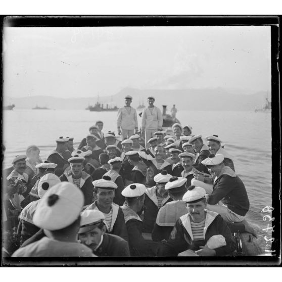 Corfou. Rentrée de permissionnaires. [légende d'origine]