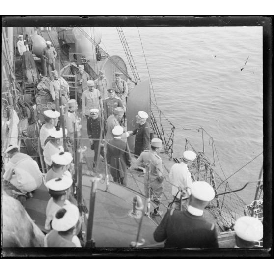 Corfou. A bord de l'Opiniatre. L'amiral Charlier vient saluer le général Bogovitch. [légende d'origine]