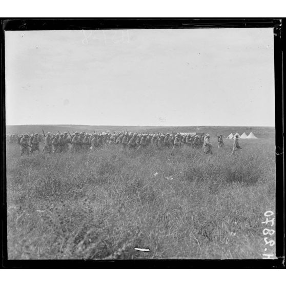 Topsin. Le 13e groupe léger revenant d'une marche. [légende d'origine]