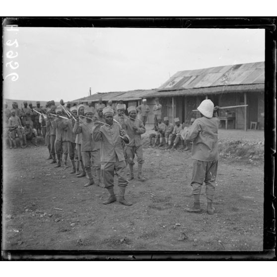 Dzuma, route de Dandli. Camp des Malgaches, entre deux corvées. Les Marakly, danse guerrière. [légende d'origine]