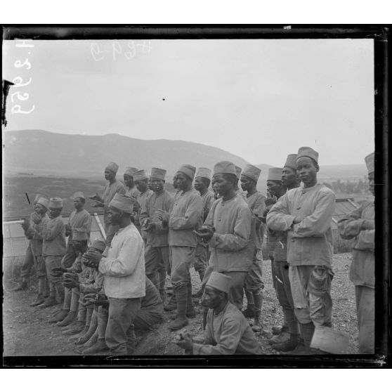 Dzuma, route de Dandli. Camp des Malgaches, entre deux corvées. Les Marakly, danse guerrière. [légende d'origine]