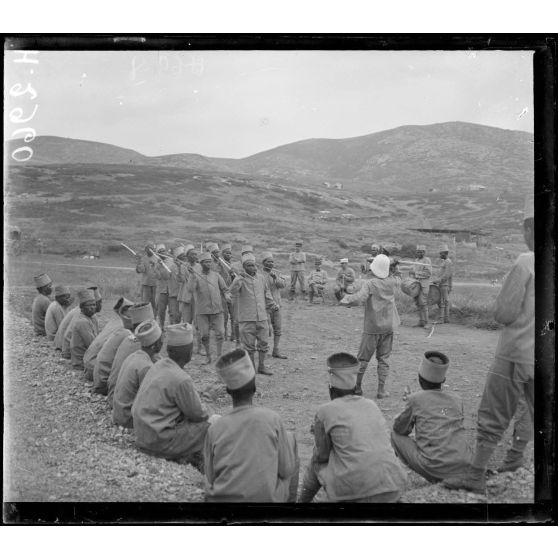 Dzuma, route de Dandli. Camp des Malgaches, entre deux corvées. Les Marakly, danse guerrière. [légende d'origine]