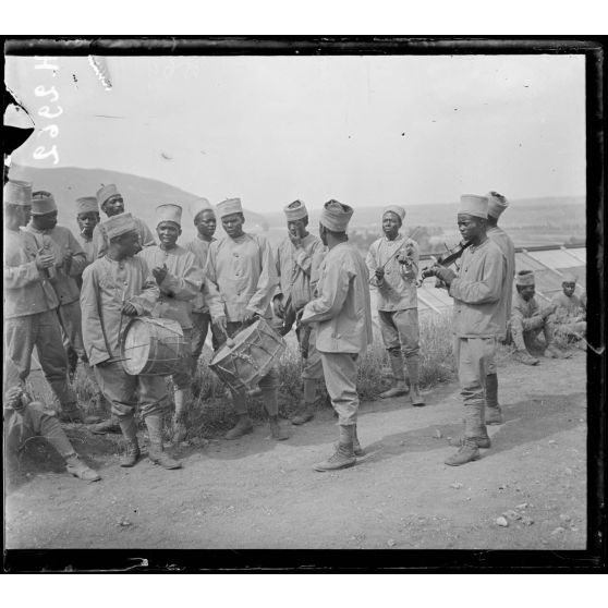 Dzuma, route de Dandli. Camps des Malgaches. Musique et danse malgache. [légende d'origine]