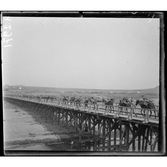 Narès. Déplacement du 54e colonial sur le pont de bois de la route de Salonique. [légende d'origine]
