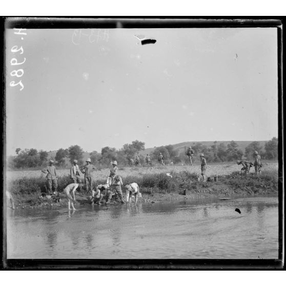 Près Narès. Baignade des hommes du 54e colonial  dans le Galiko. [légende d'origine]
