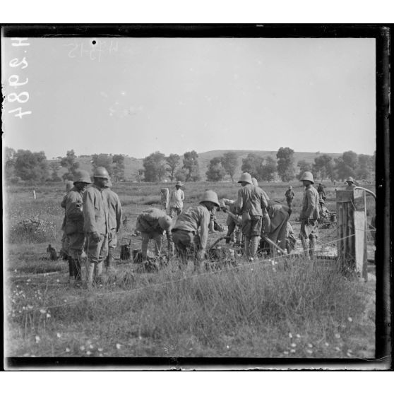 Près Narès. Un point d'eau. Remplissage des bidons. [légende d'origine]