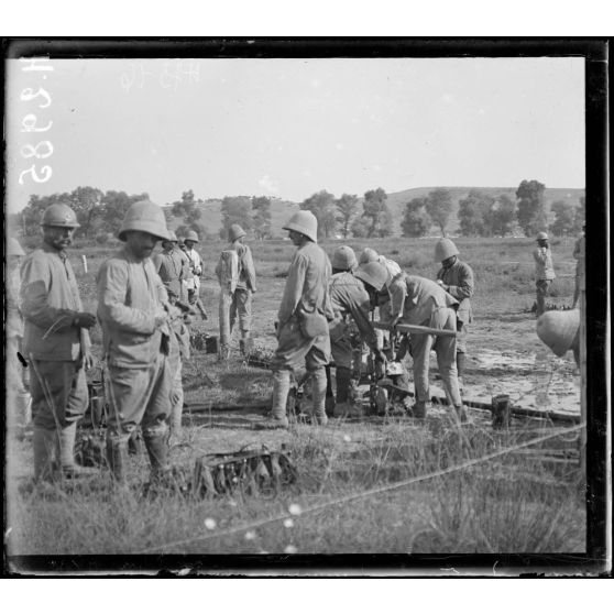 Près Narès. Un point d'eau. Remplissage des bidons. [légende d'origine]