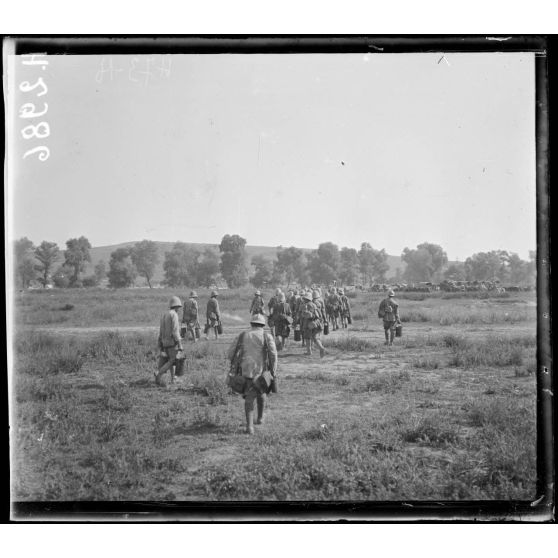 Près Narès. Un point d'eau. Remplissage des bidons. [légende d'origine]