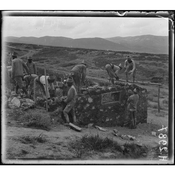 Camp de Dzuma. Construction d'une maison par la 3e Compagnie  du 4e Régiment de marche malgache. [légende d'origine]