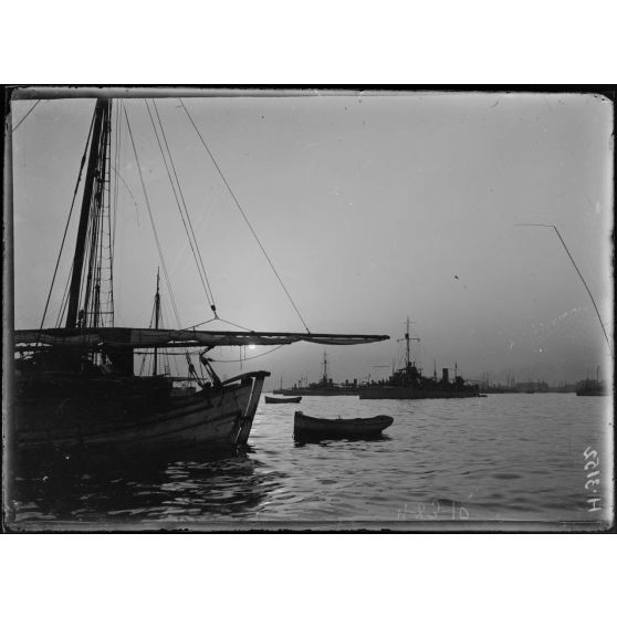 Salonique. Coucher de soleil sur la rade et contre-torpilleurs. [légende d'origine]
