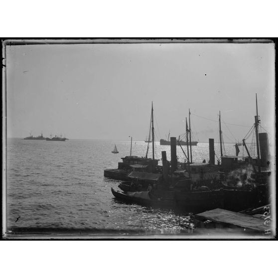 Salonique. Coucher de soleil sur la rade et contre-torpilleurs. [légende d'origine]