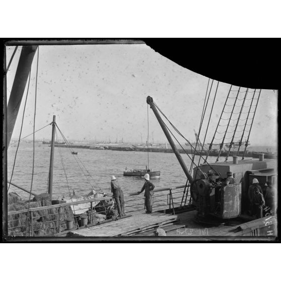 Salonique. Déchargement de l'Odessa. [légende d'origine]