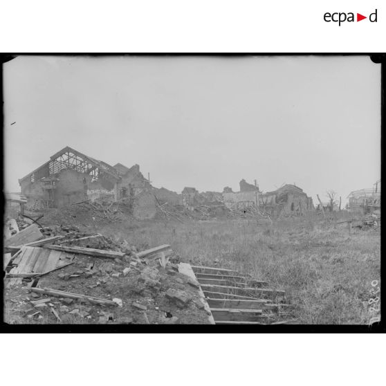 Les mines de Courrières. Sallaumines, foses 4-11. Ensemble des bâtiments annexes (bureau, magasin, ateliers). [légende d'origine]