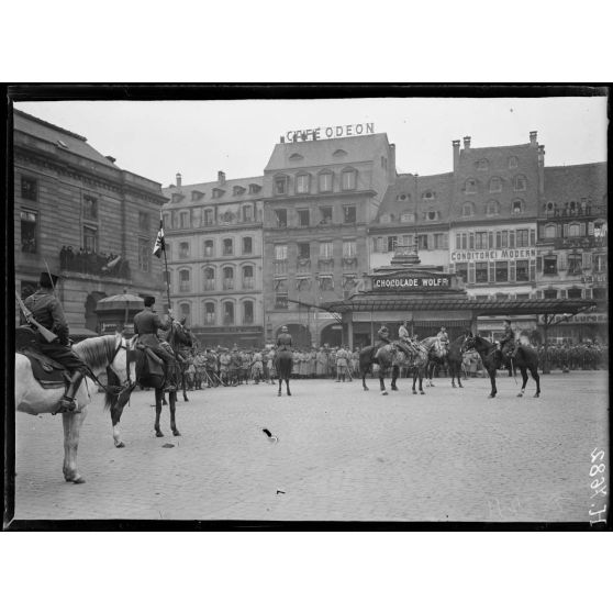 Remise de la grand-croix au général Gouraud, en attendant l'arrivée. [légende d'origine]