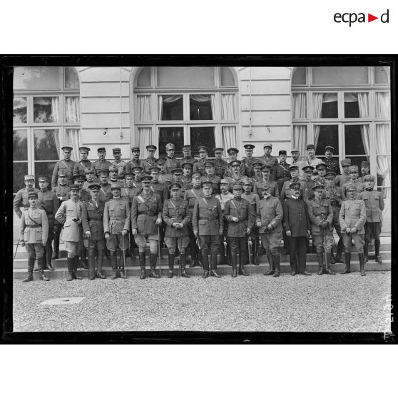Versailles. Missions militaires interalliées. Les officiers des missions militaires. [légende d'origine]