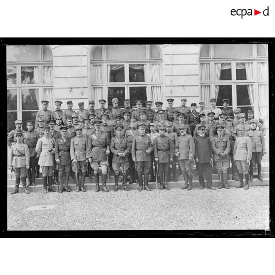 Versailles. Missions militaires interalliées. Les officiers des missions militaires. [légende d'origine]