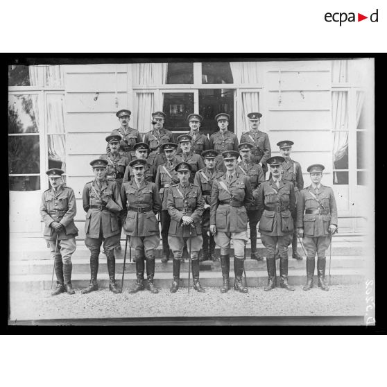 Versailles. Missions militaires interalliées. Officiers de la mission anglaise. [légende d'origine]