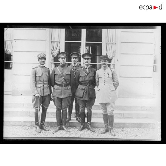 Versailles. Missions militaires interalliées. Officiers des différentes missions. [légende d'origine]