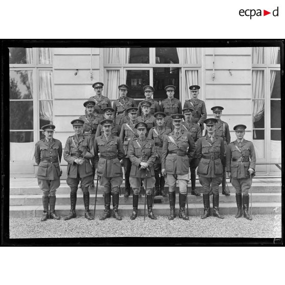 Versailles. Missions militaires interalliées. Officiers de la mission anglaise. [légende d'origine]