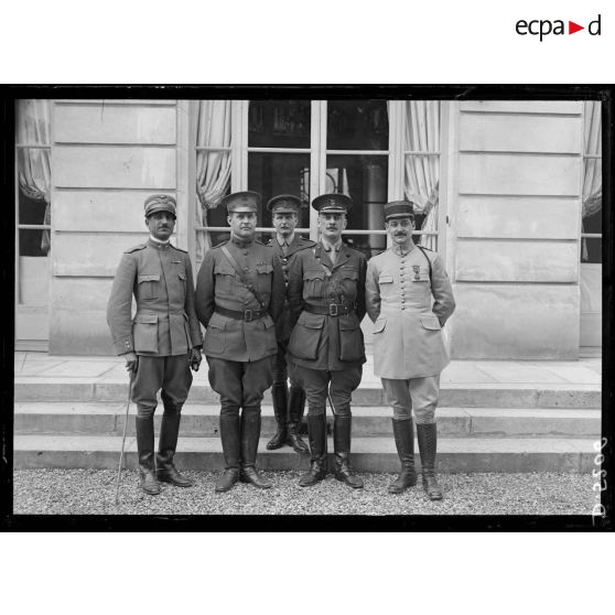 Versailles. Missions militaires interalliées. Officiers des différentes missions. [légende d'origine]