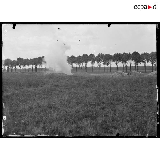Camp de Satory, chenil militaire. Chiens de guerre passant à travers un barrage de grenades. [légende d'origine]