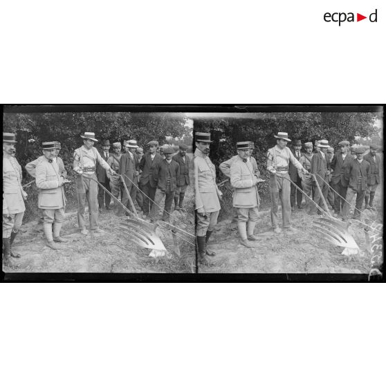 Rennes (Ille et Vilaine). Ecole nationale d'agriculture. Rééducation des mutilés. Mutilé du bras droit conduisant la charrue. [légende d'origine]