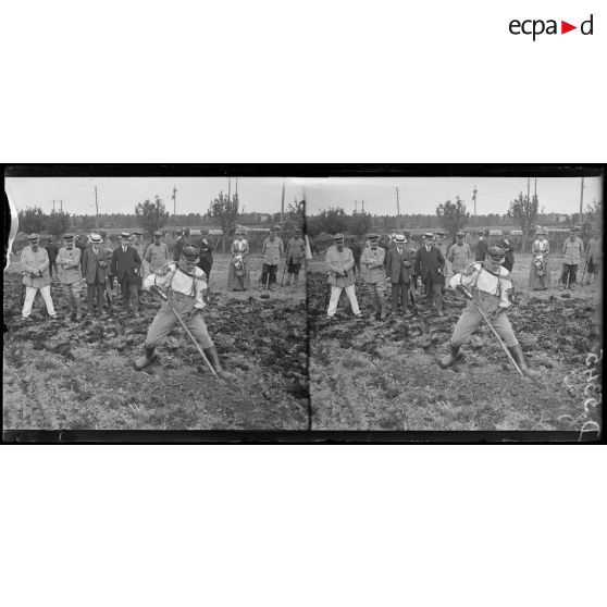 Rennes (Ille et Vilaine). Ecole nationale d'agriculture. Rééducation des mutilés. Coucours de bêchage ; le lieutenant Ledrans, amputé des deux mains. [légende d'origine]