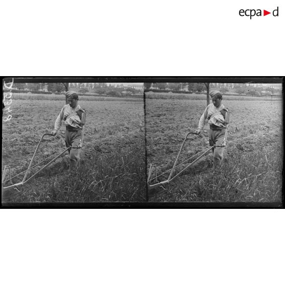 Rennes (Ille et Vilaine). Ecole nationale d'agriculture. Rééducation des mutilés. Appareil avec amortisseur pour tenir la charrue. [légende d'origine]