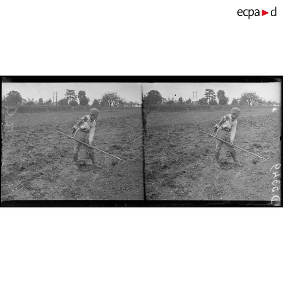 Rennes (Ille et Vilaine). Ecole nationale d'agriculture. Rééducation des mutilés. Mutilé du bras droit au travail. [légende d'origine]