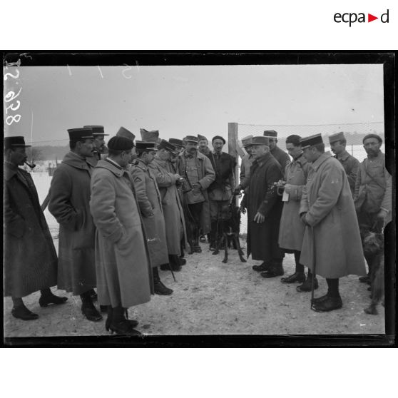Roye près de Lure, Haute-Saône, chenil de la 7e armée. Officiers venus du front pour suivre l'instruction. [légende d'origine]