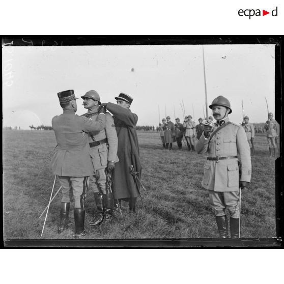 Pérouse près Belfort, revue de la 77e Division. Le général Lecomte remet au général Guillemot commandant la 77e Division la cravate de la Légion d'Honneur. [légende d'origine]