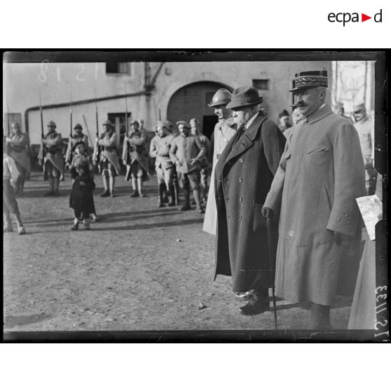 Abbévillers (Doubs). M. Clemenceau écoutant la musique militaire. [légende d'origine]