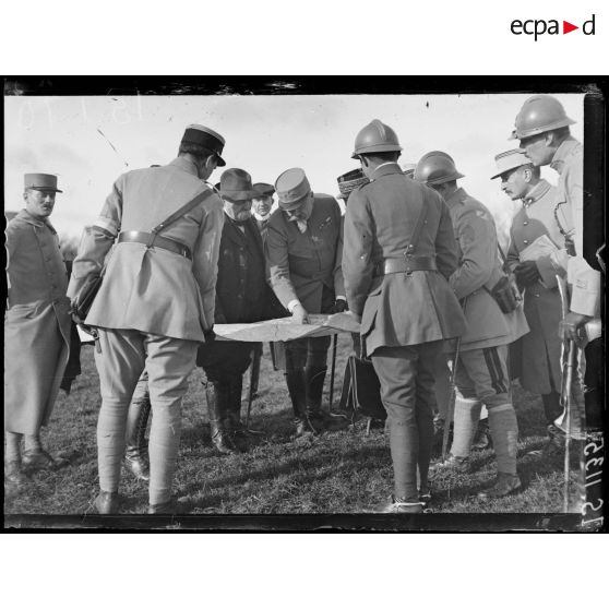 Croix (Territoire de Belfort). M. Clemenceau examinant la carte avec l'état-major de la 7e armée. [légende d'origine]