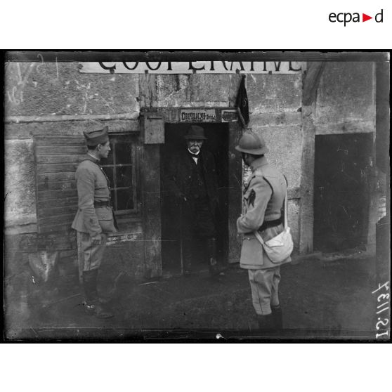 Florimont (Territoire de Belfort). M. Clemenceau sortant d'une coopérative. [légende d'origine]