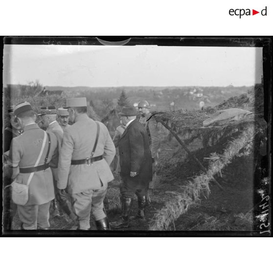 Saint-Ulrich (Alsace). Monsieur Clemenceau examine des positions et des travaux. [légende d'origine]