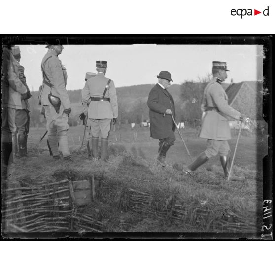 Saint-Ulrich (Alsace). Monsieur Clemenceau examine des positions et des travaux. [légende d'origine]
