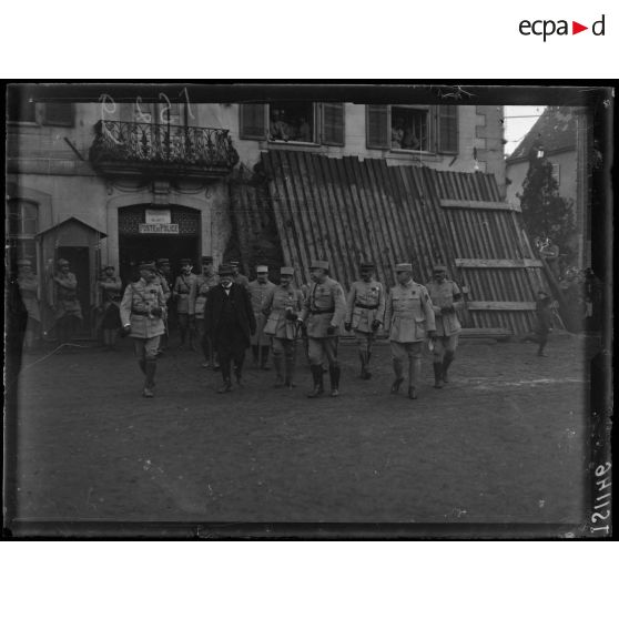 Dannemarie (Alsace). M. Clemenceau sur la grande place. [légende d'origine]