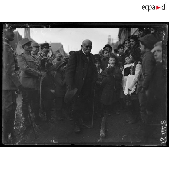 Dannemarie (Alsace). M. Clemenceau embrasse de petites Alsaciennes. [légende d'origine]