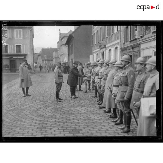 Masevaux (Alsace). M. Clemenceau s'entretient avec des officiers. [légende d'origine]