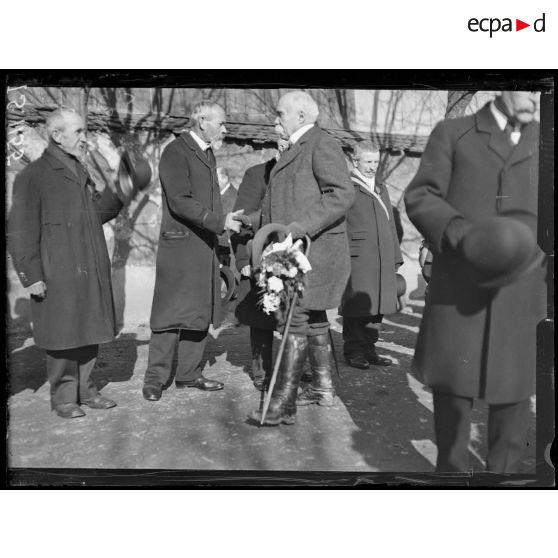 Thann (Alsace). Les vétérans sont présentés à M Clemenceau. [légende d'origine]