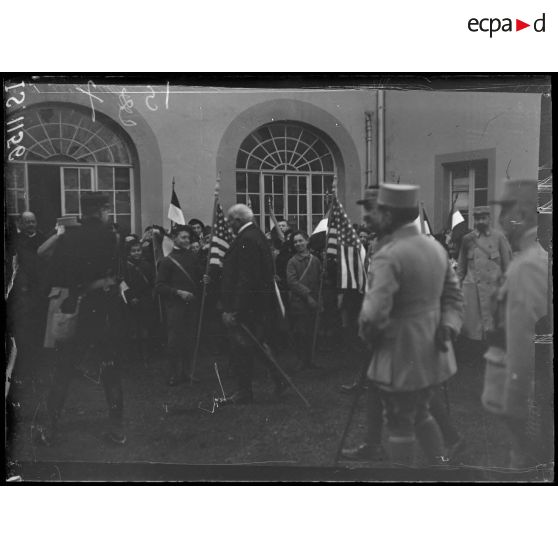 Thann (Alsace). M. Clemenceau au milieu des enfants des écoles. [légende d'origine]