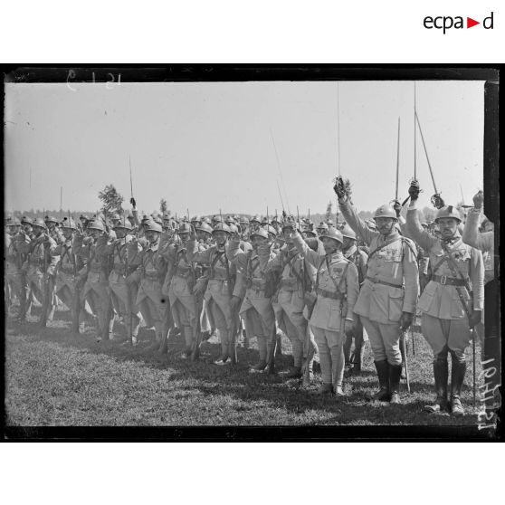 Camp de Darney, Vosges. Remise du drapeau offert par le conseil municipal de la ville de Paris au 21e régiment Tchéco-Slovaque en présence du président de la République. La prestation de serment. Les soldats tchèques se tiennent deux doigts de la main droite levée. [légende d'origine]